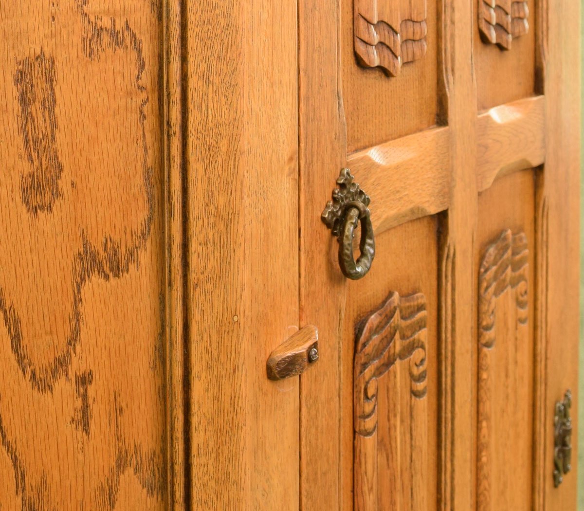 Oak Linenfold Hall Robe / Wardrobe